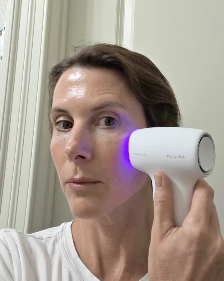 Sarah S. using PLUNA on her cheek
