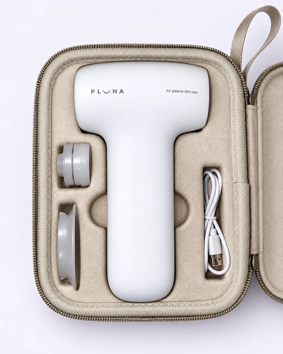 El estuche de viaje PLUNA abierto, con el dispositivo, dos cabezales y el cable USB-C